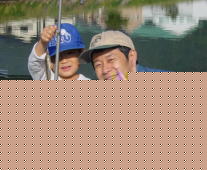 釣りキチの私に影響され、4歳にしてリールをあやつり、ハゼをゲットした記念すべき写真です。釣りは健康的で、お魚までゲットできていい趣味です。(そう思っているのは私だけ?)